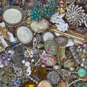 10 broches mystères |  Broche lot mixte | Sac à main | Bijoux fantaisie en revente