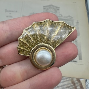 Vintage Gold Sparkling Glitter Fan Shell with Pearl Brooch Pin Gold Tone