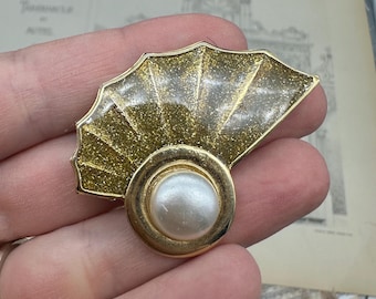 Vintage Gold Sparkling Glitter Fan Shell with Pearl Brooch Pin Gold Tone