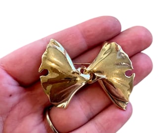 Épinglette vintage avec nœud doré