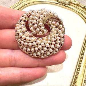 Vintage Jewelry Swirl Faux Pearl Gold Tone Circle Brooch Classic Pin