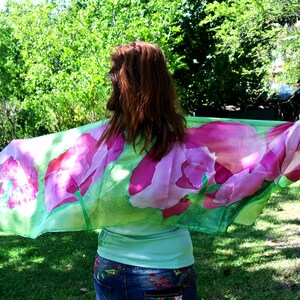 Handbemalter Schal aus reiner Seide. Mohnmuster in der Mitte des Stoffes. Für alle, die bunte Blumen lieben. Ideal für den Sommer