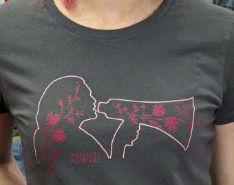 Chemise féministe Her Voice - T-shirt à motif floral Bullhorn protestation, coton biologique (fabriqué aux États-Unis)