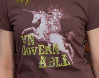 Chemise licorne ingouvernable, t-shirt graphique médiéval-fantastique, coton bio (fabriqué aux États-Unis)