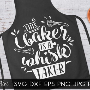 Könnte beinhalten: Schwarze Schürze mit weißem Text, der "This baker is a whisk taker" lautet. Der Text ist in einer handschriftlichen Schriftart gehalten und enthält eine Grafik eines Schneebesens.