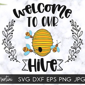 Welkom Home Sign SVG Sublimatie ontwerp Welkom bij onze Hive SVG bestand voor snijmachines - Cricut Silhouette Honey Bee SVG
