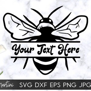 Puede incluir: Silueta en blanco y negro de una abeja con las alas extendidas. La abeja tiene una pancarta debajo que dice "Your Text Here".