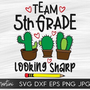 Puede incluir: Un diseño digital con el texto "Team 5th Grade Looking Sharp" con tres cactus de dibujos animados en macetas. El diseño incluye corazones rojos y un lápiz amarillo.