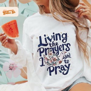Retro Christian PNG: Living The Prayers, T-Shirt Sublimation Design (Digital Download)