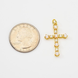 Ciondolo a croce con perla bianca rotonda riempita d'oro, ciondolo religioso a croce con micro pavé di zirconi cubici, fornitura per la creazione di gioielli, collana, braccialetto, 31x18 mm, CP2065