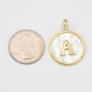 Ciondolo con alfabeto in madreperla riempito d'oro, con iniziale personalizzata, per la creazione di gioielli, collana e bracciale, 32 x 24 mm, CP2038