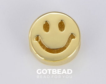 Peut inclure: Un jeton de smiley face doré avec un design en relief. Le jeton est rond et a une surface lisse.