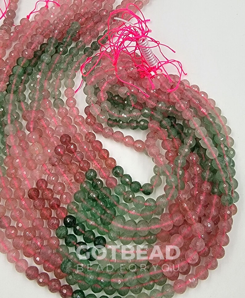 Peut inclure: Un brin de perles de pierres pr&eacute;cieuses vertes et roses. Les perles sont rondes et ont une finition facet&eacute;e. Les perles sont enfil&eacute;es sur un cordon &eacute;lastique transparent.