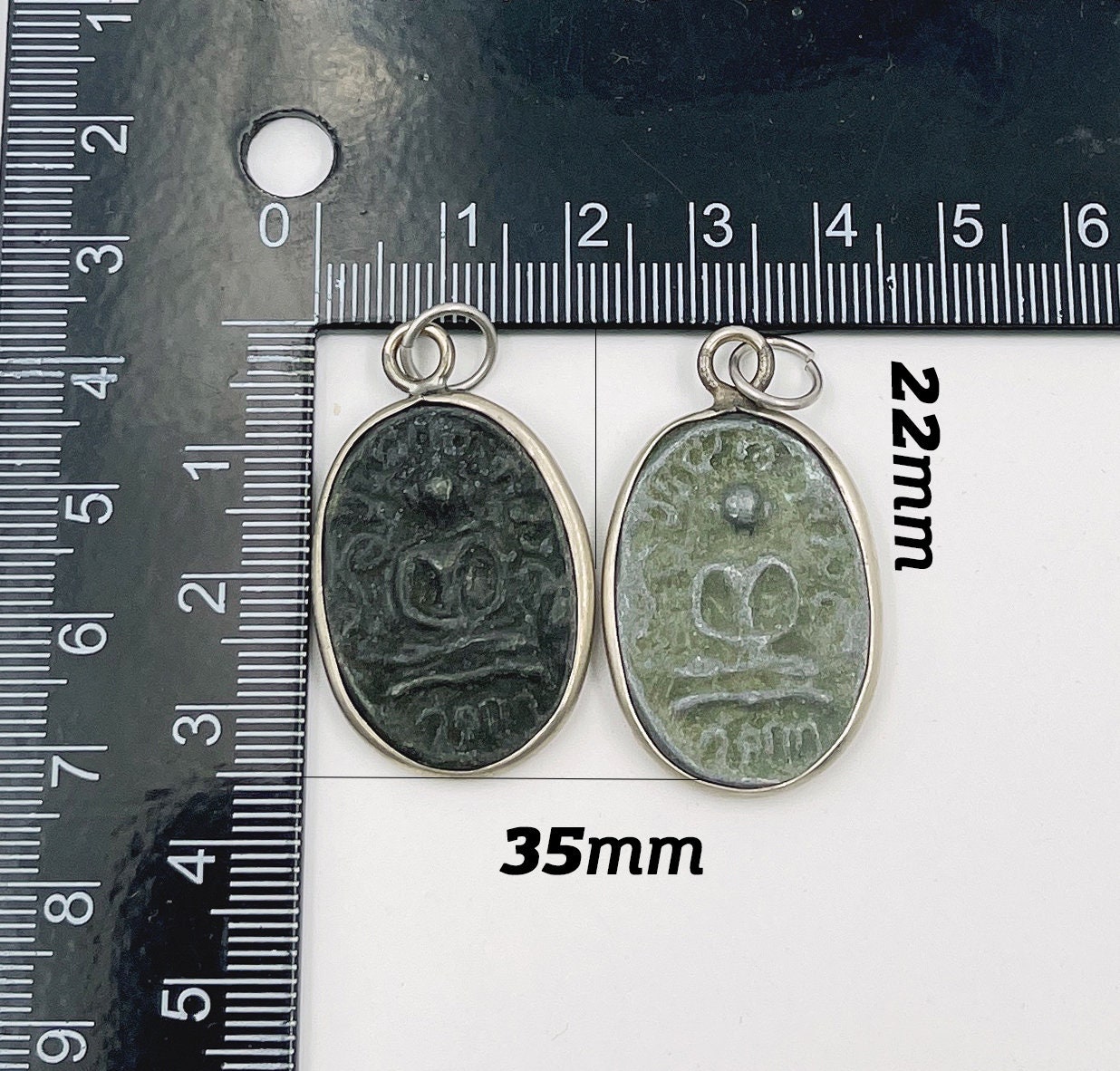 彫刻された石のタイの座仏チャーム、アンティークの仏チャーム