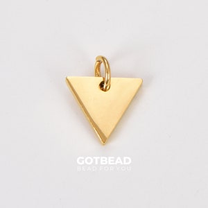 Puede incluir: Encanto de triángulo dorado con un anillo de salto. El encanto tiene aproximadamente 2,5 cm de ancho.