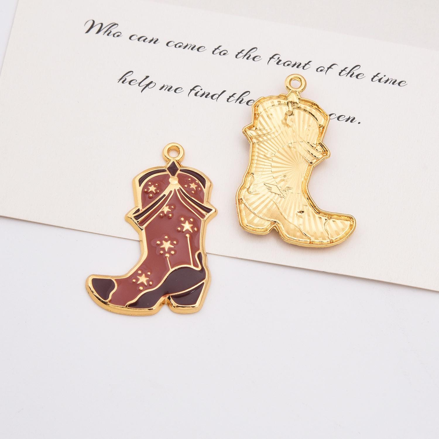 上品なカウボーイ ワイン ブーツ 帽子 スカーフ ガン ブルヘッド