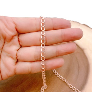 Peut inclure: Un collier chaîne en or rose avec un design délicat de chaîne à curb.