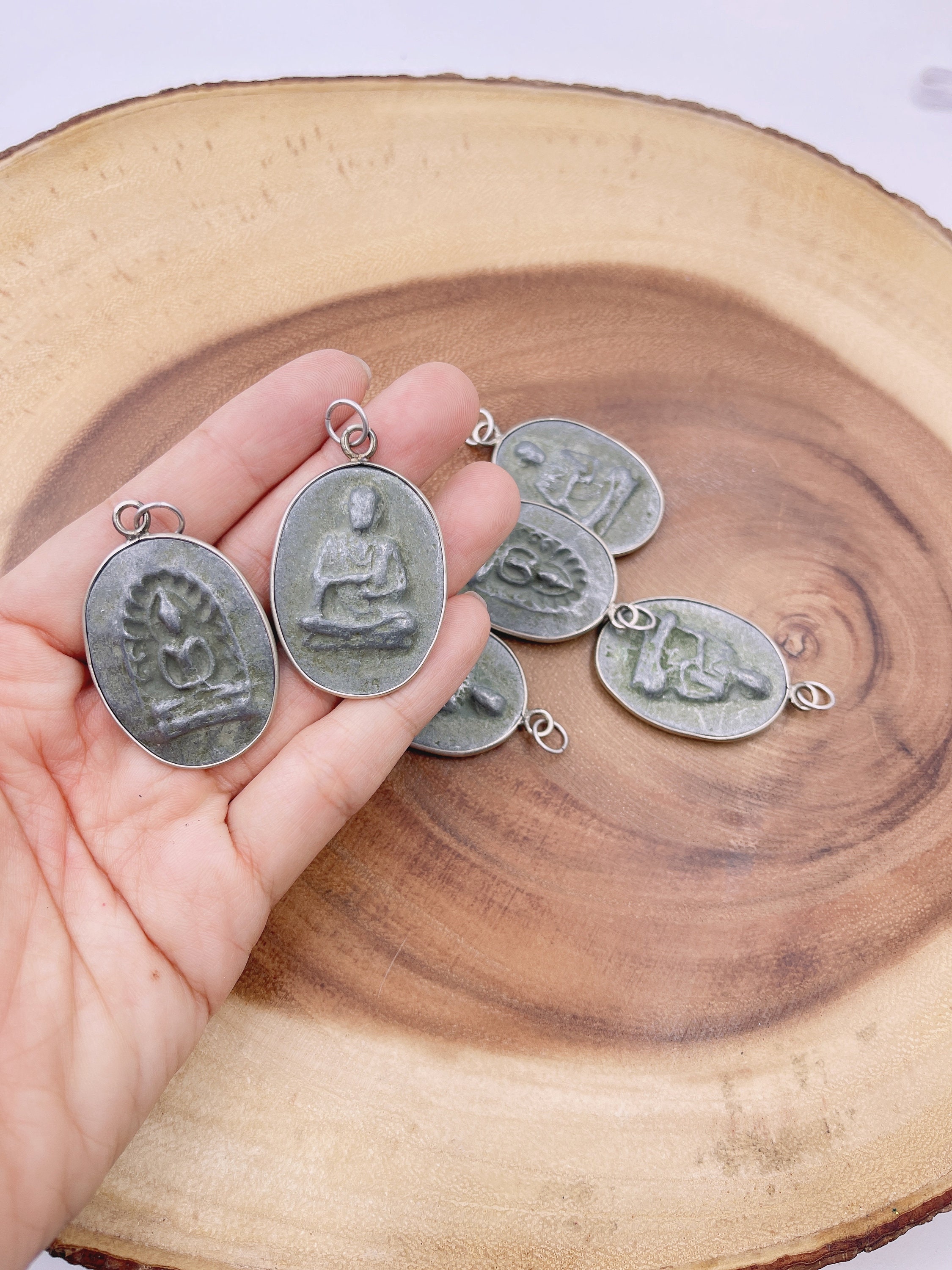 彫刻された石のタイの座仏チャーム、アンティークの仏チャーム