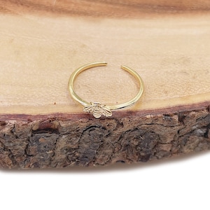 Anillo de abeja delicada, anillo de abeja reina bañado en oro, joyería inspirada en las abejas, anillo minimalista, anillo apilable ajustable abierto, regalo para ella, RG173