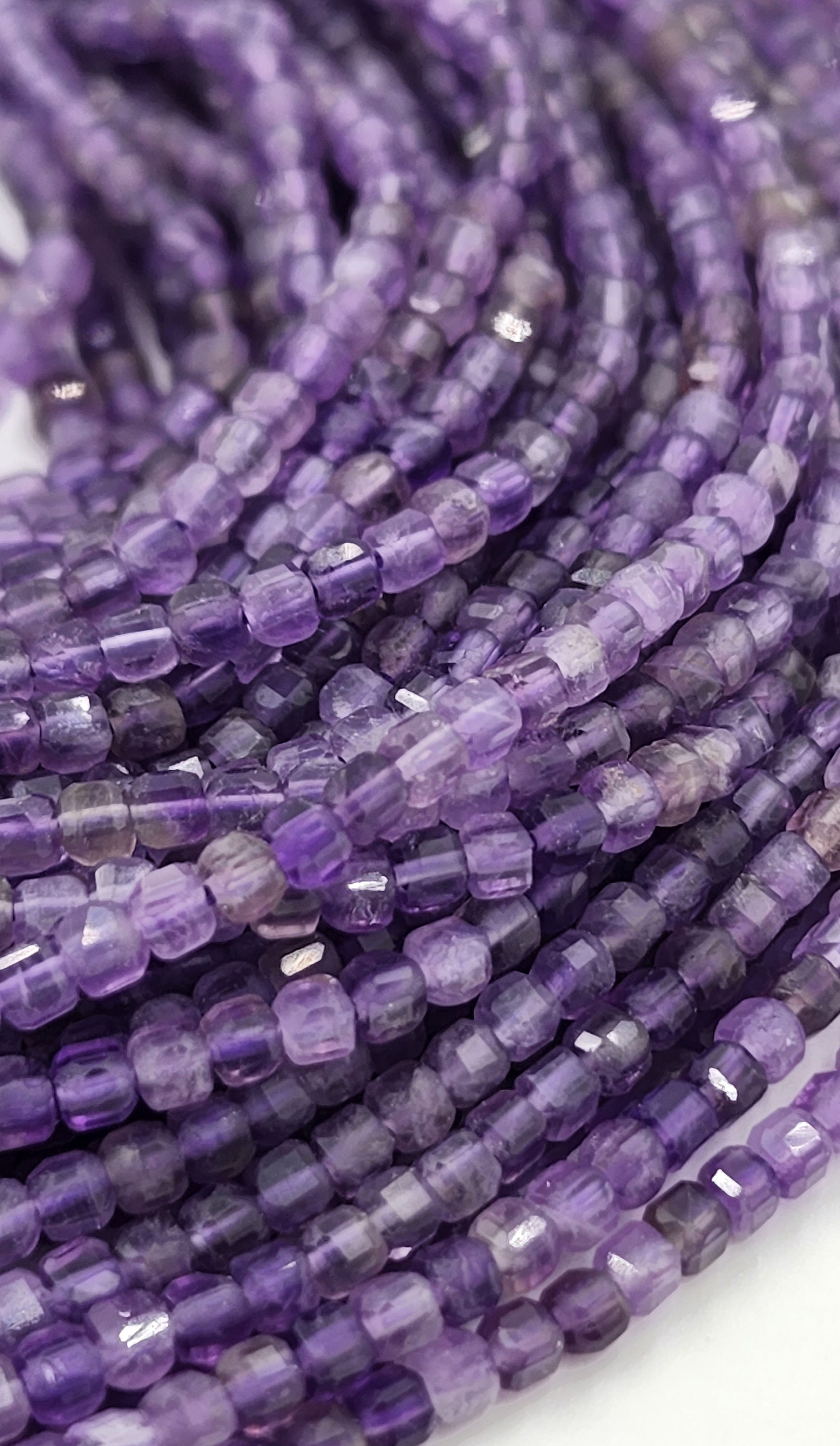 Gemma Viola Gioiello Prezioso Cartone Animato Icona Ametista Isolata Su Sfondo Bianco 61399847 - Foto 14