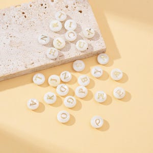 Delicadas cuentas de perlas de agua dulce con iniciales, cuentas del alfabeto MOP, cuentas de concha natural con iniciales, dijes personalizados con iniciales, BD174