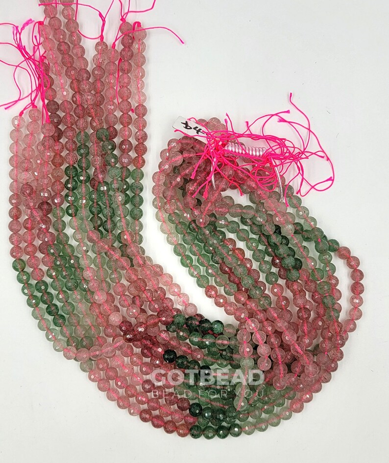 Peut inclure: Un brin de perles de quartz rose et vertes facett&eacute;es de 10 mm. Les perles sont rondes et translucides. Le brin mesure environ 40 cm de long.