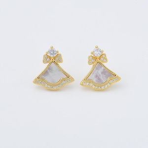 1 pair Mother Of Pearl Gingko Leaf Stud Earrings, Gold Filled Leaf Pearl Earrings, Wedding Earrings, Everyday Earrings, Gift for Her, ER283