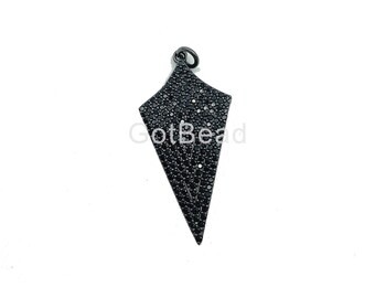 以下が含まれることがあります： 黒い金属製のベースと黒いクリスタルアクセントを備えた、幾何学的なデザインの黒いペンダントチャームです。