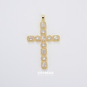 Ciondolo a forma di croce cattolica cristiana, croce semplice minimalista riempita d'oro, ciondolo a croce micro pavé, gioiello religioso fai da te 55 x 35 mm, CP1654