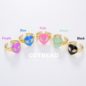 Puede incluir: Cinco anillos ajustables con diseños de cabeza de extraterrestre en diferentes colores: morado, azul, rosa, verde y negro. Cada anillo tiene ojos de cristal de imitación transparentes. GOTBEAD BEAD FOR YOU está impreso debajo de los anillos.