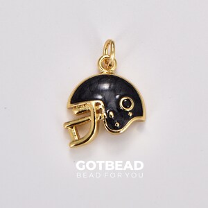 Ciondolo con casco da football in smalto nero, ciondolo con football americano NFL riempito in oro per componenti di fornitura di orecchini e bracciali per collane, 19x14 mm CP1756
