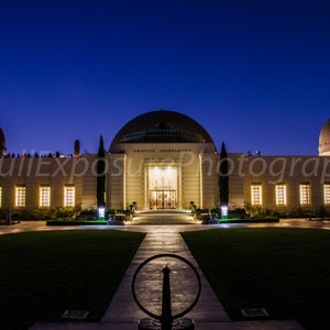 Los Angeles&#39; Griffith Park Observatory building at night digital photography download, screensaver