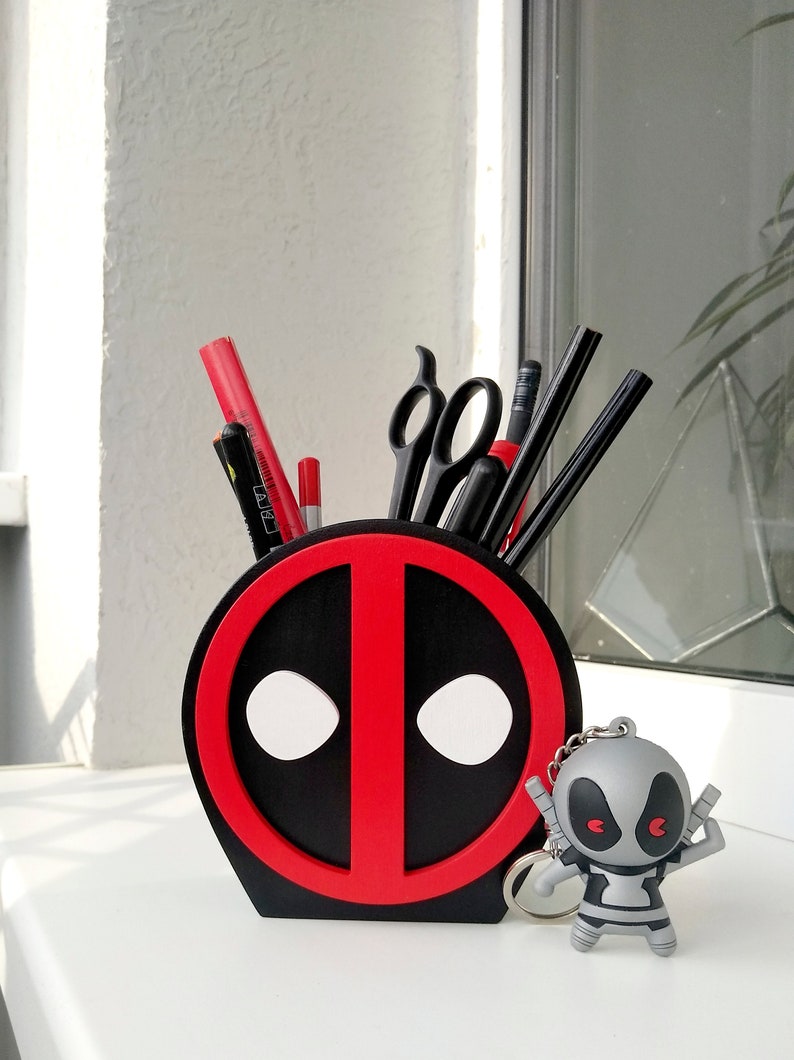 deadpool pen holder