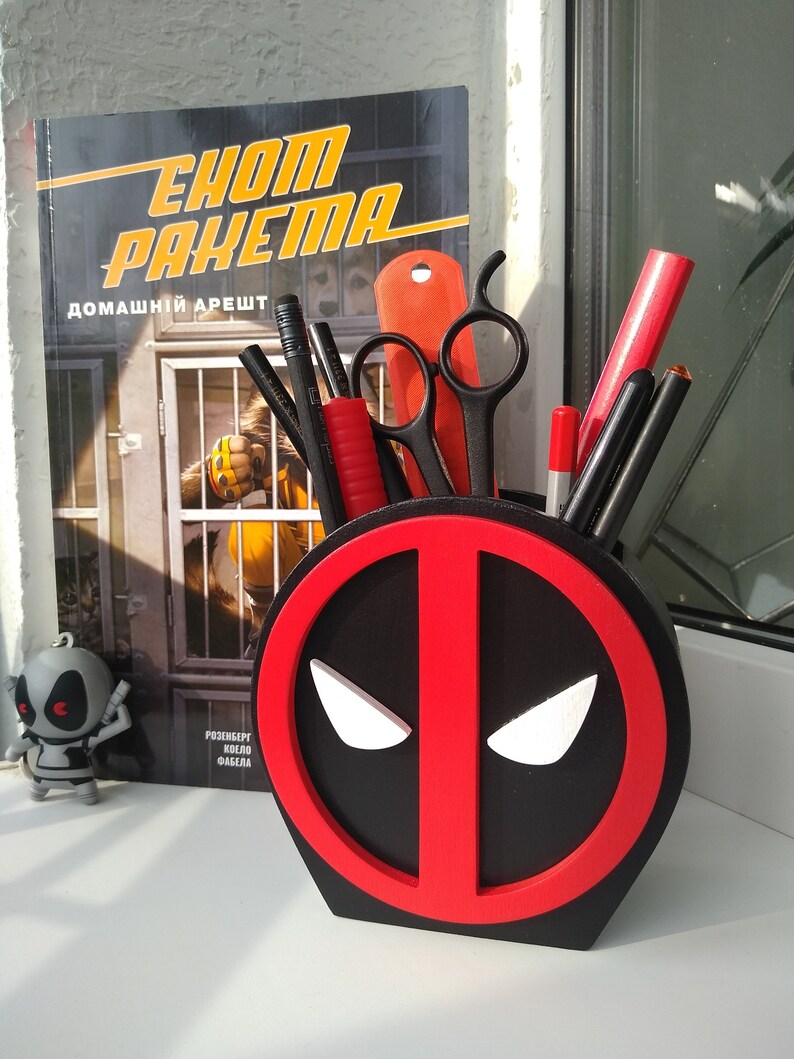 deadpool pen holder