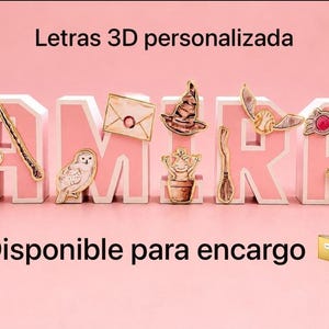 May include: Five 3D letters spelling AMIRA in light pink and white, decorated with wizard-themed illustrations including a cauldron, wand, owl, envelope, sorting hat, mandrake, broomstick, golden snitch, glasses, and a key. Text reads Letras 3D personalizada.