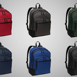 Op de afbeelding: Zes verschillende gekleurde rugzakken met zwarte accenten. De rugzakken hebben twee vakken met ritsen en een voorvak. De kleuren zijn rood, grijs, groen, donkerblauw, koninklijkblauw en zwart.