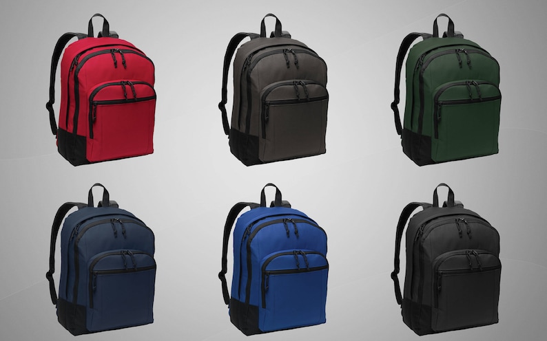 Op de afbeelding: Zes verschillende gekleurde rugzakken met zwarte accenten. De rugzakken hebben twee vakken met ritsen en een voorvak. De kleuren zijn rood, grijs, groen, donkerblauw, koninklijkblauw en zwart.