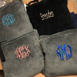 Manta de viaje plegable bordada, manta con monograma, manta de viaje, regalo personalizado, regalo de Navidad, manta bordada con texto imagen 5