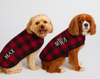 Veste polaire brodée personnalisée pour animal de compagnie - Manteau pour chien à carreaux avec ouverture pour laisse et bretelles réglables - Cadeau de Noël pour chien