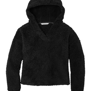 Pode incluir: Camisola de moletom preta com capuz e textura felpuda. A camisola tem um decote em V e mangas compridas.