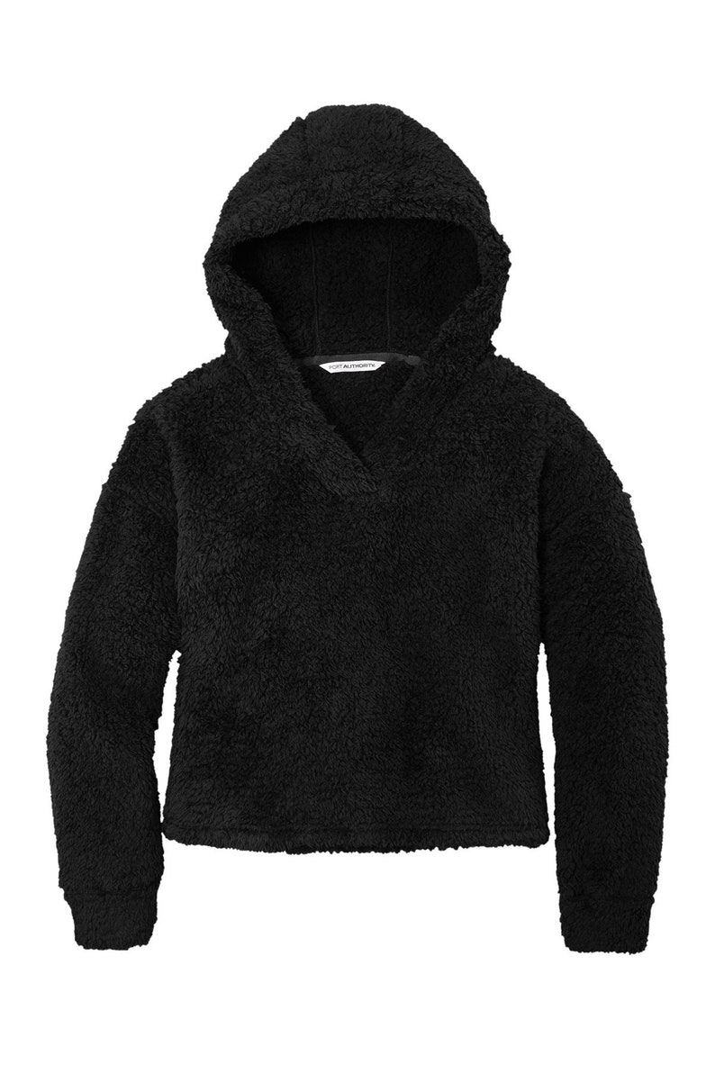 Pode incluir: Camisola de moletom preta com capuz e textura felpuda. A camisola tem um decote em V e mangas compridas.
