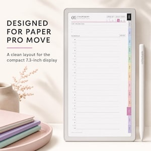 Puede incluir: Una tableta digital con una pantalla de 18,5 cm que muestra una plantilla de planificador diario con horario, prioridades y pestañas mensuales. La pantalla muestra el texto 'DESIGNED FOR PAPER PRO MOVE'. Un lápiz óptico blanco está colocado junto a la tableta.