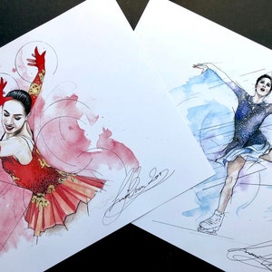 Könnte beinhalten: Zwei Aquarell-Illustrationen von Eiskunstläufern in verschiedenen Posen. Die erste Läuferin trägt ein rot-goldenes Kostüm und befindet sich in einem Luftsprung. Die zweite Läuferin trägt ein blau-schwarzes Kostüm und befindet sich in einer Spagatposition mit einem gestreckten Bein.