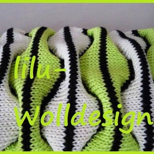 Puede incluir: Primer plano de un textil de punto con un patrón repetido de rayas verticales blancas, negras y verde lima. El texto "lilu - Wolldesign" está superpuesto a la imagen en una fuente verde lima.