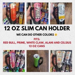K&ouml;nnte beinhalten: Schwarzer Plastik-Getr&auml;nkedosenhalter f&uuml;r schlanke Dosen mit 355 ml. Der Halter ist mit verschiedenen beliebten Marken von Energydrinks und Hard Seltzern gezeigt, darunter Red Bull, Prime, White Claw, Alani und Celsius. Der Text "WE CAN DO OTHER COLORS" wird unter dem Bild angezeigt.