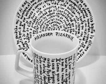 Taza y plato Alejandra Pizarnik. Mucho más allá.