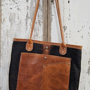 Bolso grande de piel. Fabricado a mano con un hermoso cuero de grano completo. Cuero marrón caramelo intenso y pelo marrón sobre la piel.