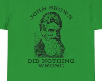 Pode incluir: Camiseta verde com uma ilustração em preto e branco de John Brown e o texto "John Brown Did Nothing Wrong."