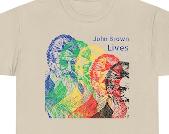 Pode incluir: Uma camiseta bege com uma imagem colorida do rosto de John Brown repetida quatro vezes. O texto "John Brown Lives" está impresso em preto acima da imagem.