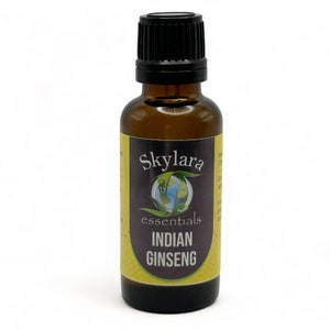 Peut inclure: Une bouteille en verre brun avec un bouchon noir, &eacute;tiquet&eacute;e "Skylara essentials INDIAN GINSENG". L'&eacute;tiquette a un fond jaune avec un globe terrestre vert.
